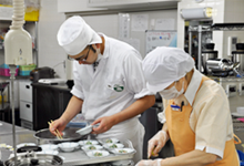 所沢幸楽園の厨房職員の様子